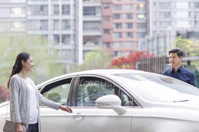 Reifes chinesisches Paar steigt nach Einkauf ins Auto — Stockfoto