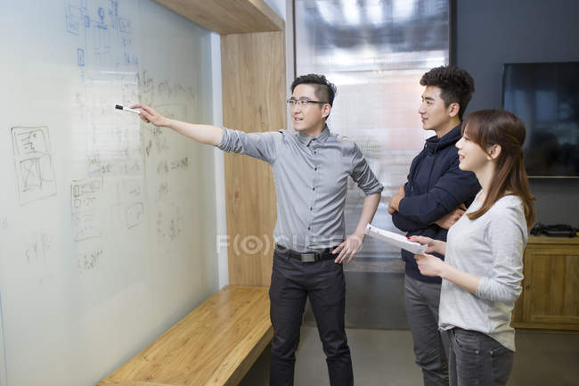 Chinese it workers having meeting in board room — Stock Photo