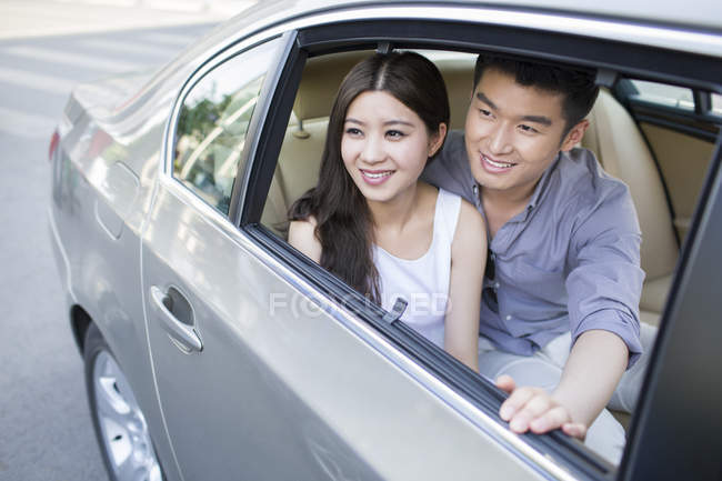 Couple chinois assis sur le siège arrière — Photo de stock