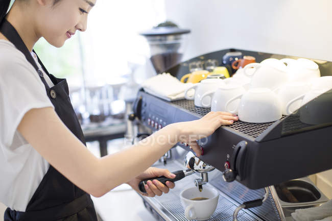 Barista chinois faisant du café dans le café — Photo de stock