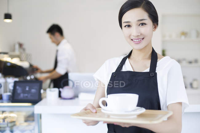 Chinesische Coffeeshop-Kellnerin steht mit Tasse Kaffee — Stockfoto