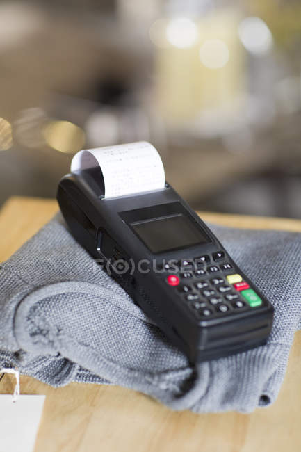 Close-up do leitor de cartão de crédito na loja de roupas — Fotografia de Stock