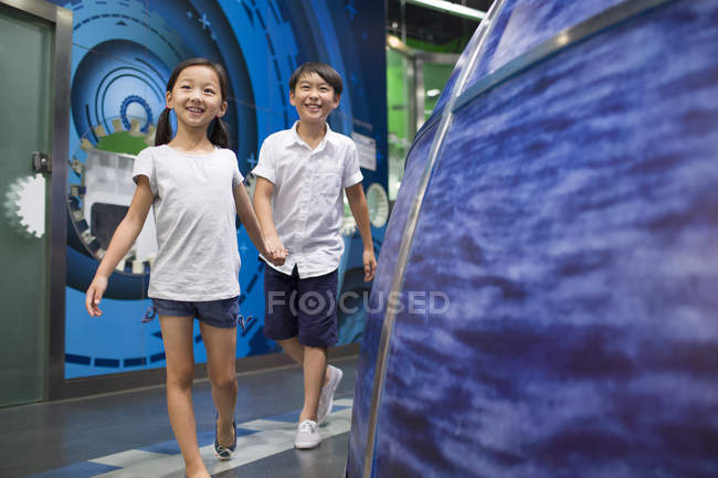 Enfants chinois visitant le musée des sciences et technologies — Photo de stock