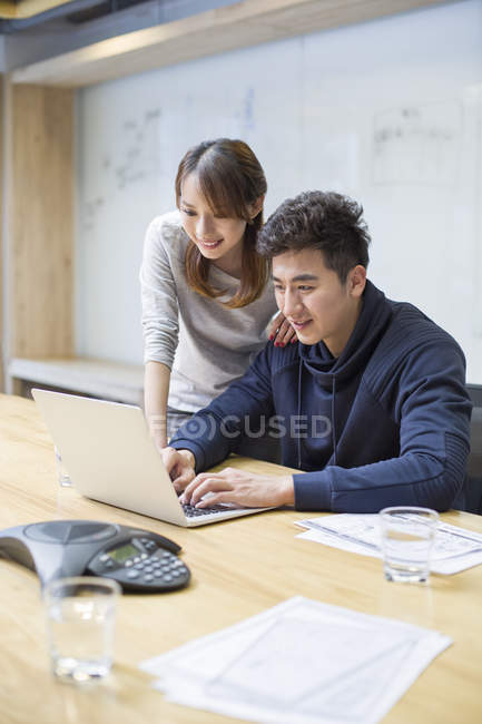 Chinesische Geschäftsleute nutzen Laptop im Sitzungssaal — Stockfoto