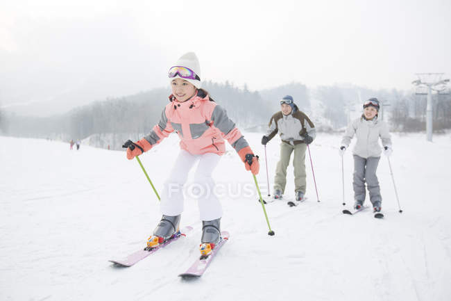Família chinesa com filha esquiando em estância de esqui — Fotografia de Stock