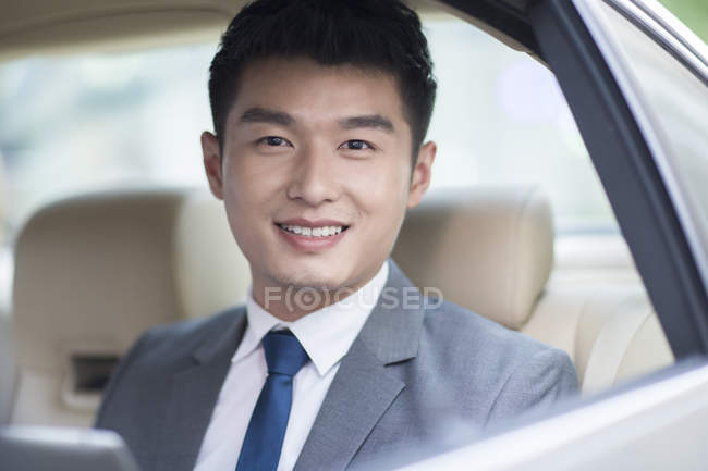 Retrato del empresario chino en el asiento trasero - foto de stock