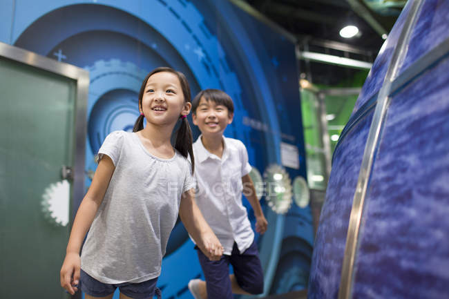 Китайские дети посещают научно-технический музей — стоковое фото