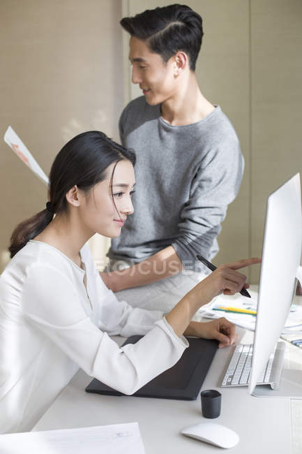 Couple d'illustrateurs chinois travaillant avec la tablette de dessin ensemble — Photo de stock