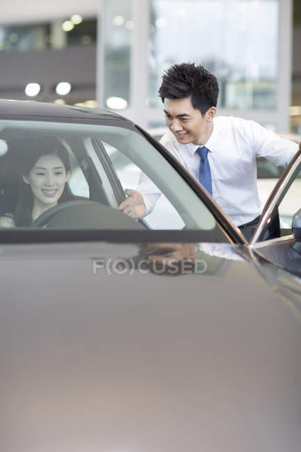 Cinese donna prendendo test drive con auto concessionario assistenza — Foto stock