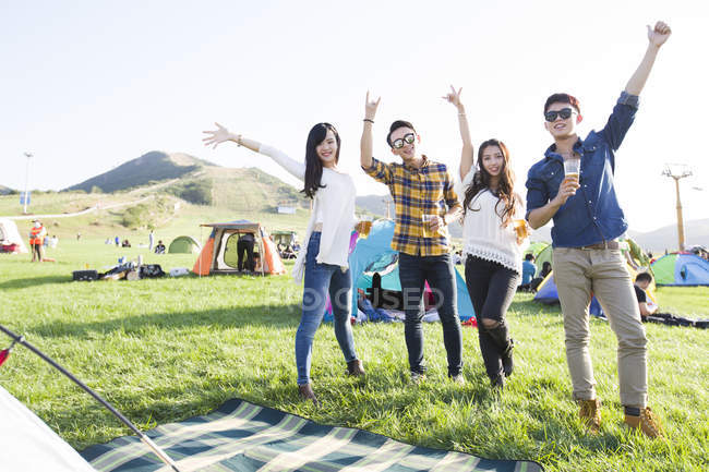 Amigos chinos divirtiéndose en el festival de música camping - foto de stock