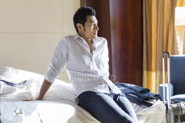 Empresário chinês descansando no quarto de hotel — Fotografia de Stock