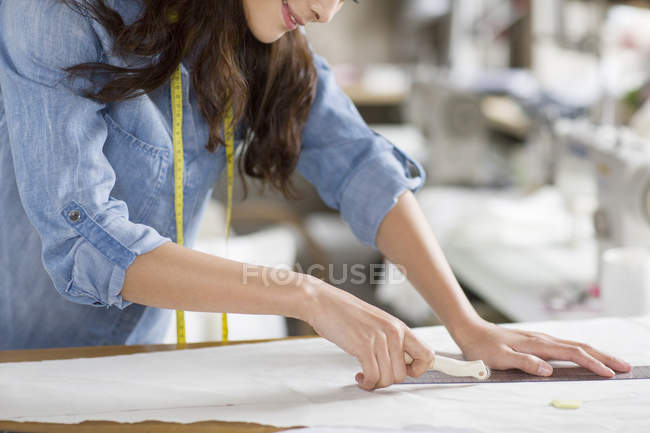 Vista recortada del sastre femenino trabajando en el estudio - foto de stock