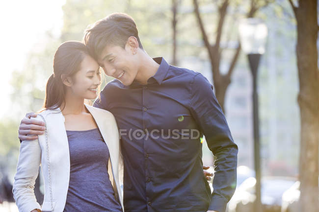 Chinesisches Paar steht in der Stadt auf dem Bürgersteig — Stockfoto