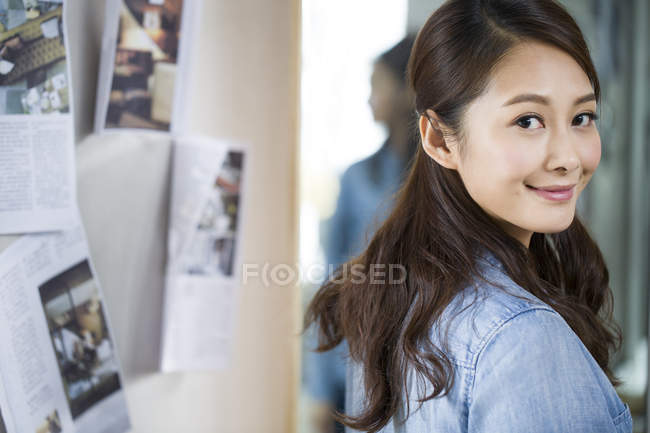 Retrato de diseñadora femenina china mirando en cámara - foto de stock