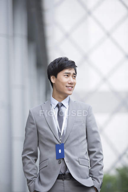 Китайский бизнесмен стоит на улице — стоковое фото