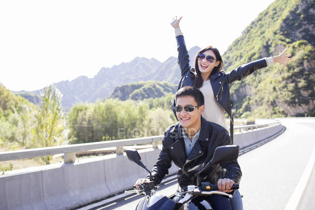 China pareja a caballo motocicleta juntos - foto de stock
