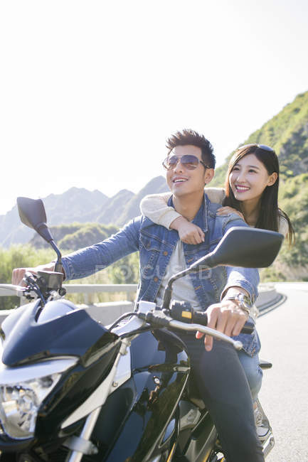 Coppia cinese seduta su moto insieme — Foto stock