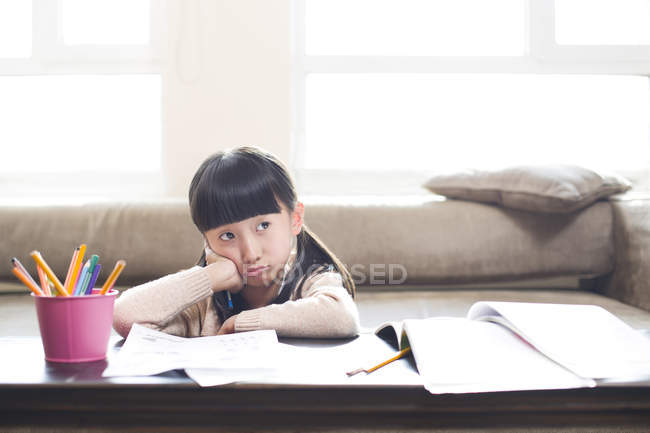 Stanco ragazza cinese a riposo dai compiti — Foto stock
