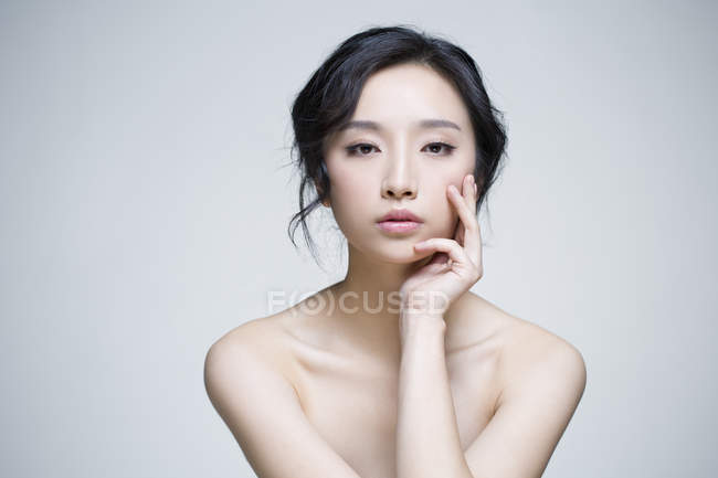 Donna cinese posa con mano sul mento — Foto stock