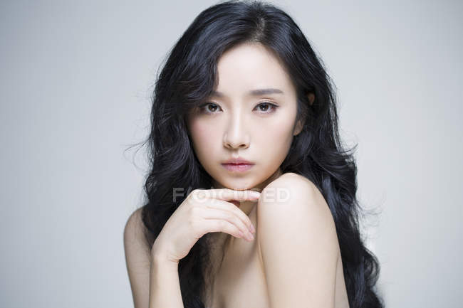 Ritratto di bella donna cinese con trucco naturale — Foto stock
