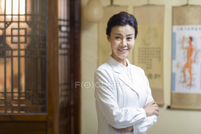 Retrato de médico chinês feminino — Fotografia de Stock