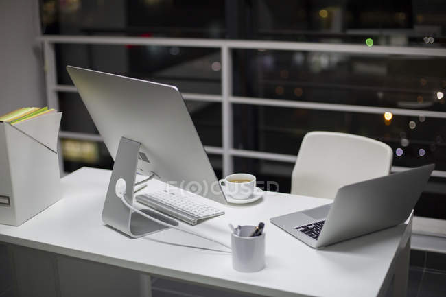 Ноутбук и монитор компьютера на рабочем столе — стоковое фото
