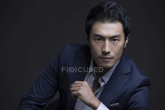 Portrait d'un homme d'affaires chinois confiant — Photo de stock