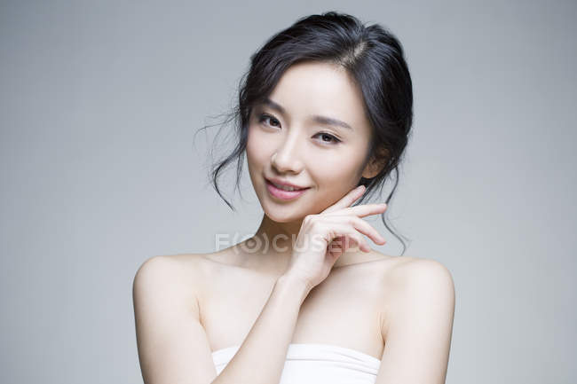 Portrait de belle femme chinoise avec maquillage naturel — Photo de stock