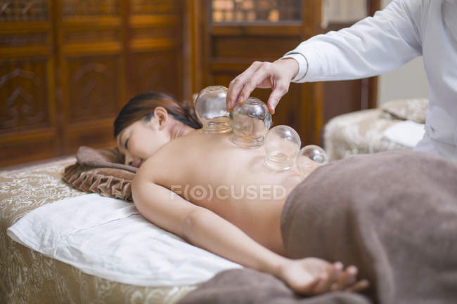 Chinesische Frau erhält Vakuum Schröpfen Behandlung — Stockfoto