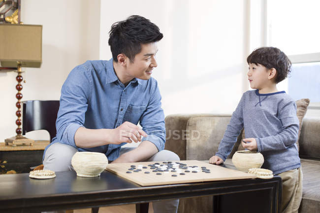 Chinesisch Vater und Sohn spielen Spiel gehen zu Hause — Stockfoto
