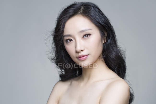 Retrato de hermosa mujer china con maquillaje natural - foto de stock