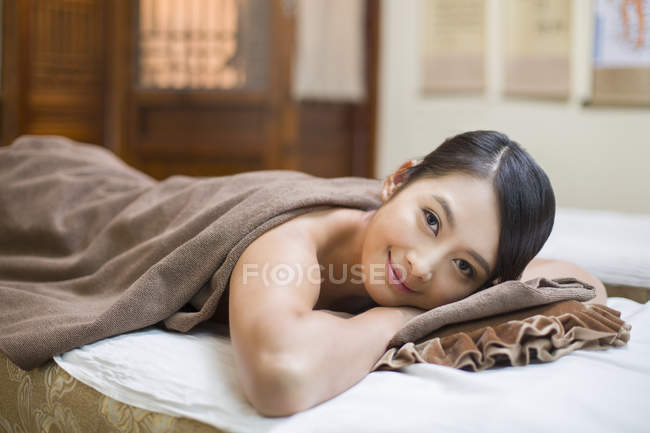 Donna cinese rilassante sul tavolo da massaggio — Foto stock