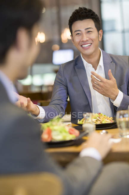 Des hommes d'affaires chinois dînent au restaurant — Photo de stock