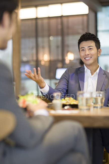 Uomini d'affari cinesi che cenano insieme — Foto stock
