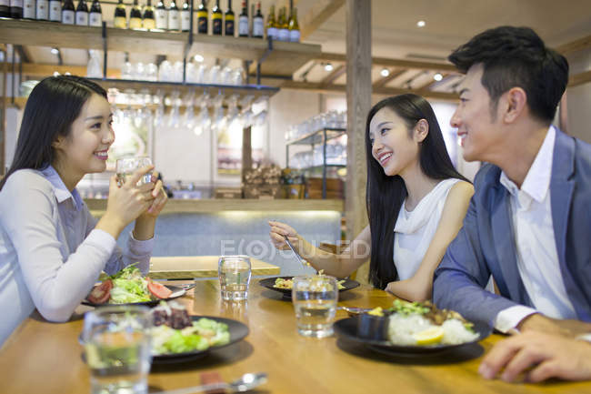 Amigos chineses jantando no restaurante — Fotografia de Stock