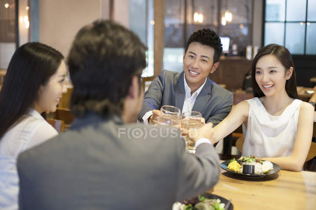 Amigos chinos cenando juntos - foto de stock