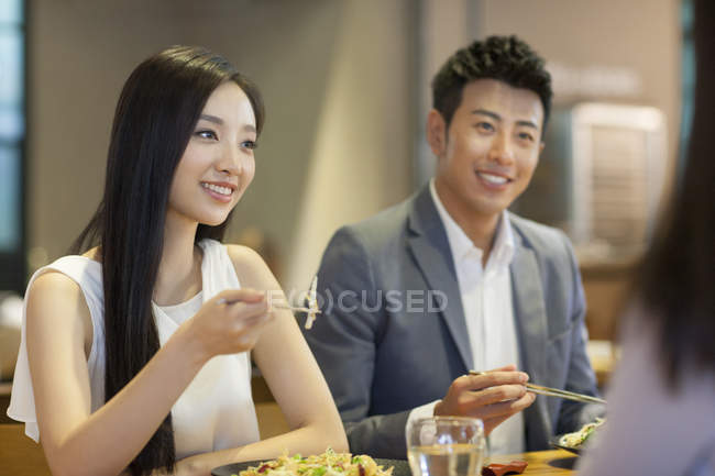 Pareja china cenando con amigos - foto de stock