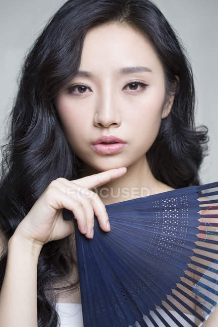 Donna cinese in posa con ventilatore pieghevole — Foto stock
