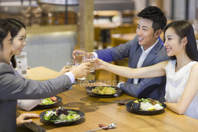 Chinesische Freunde essen im Restaurant — Stockfoto