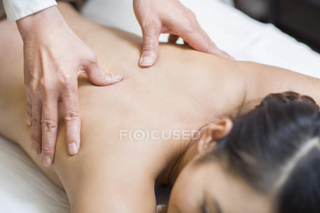 Mulher chinesa recebendo massagem shiatsu — Fotografia de Stock