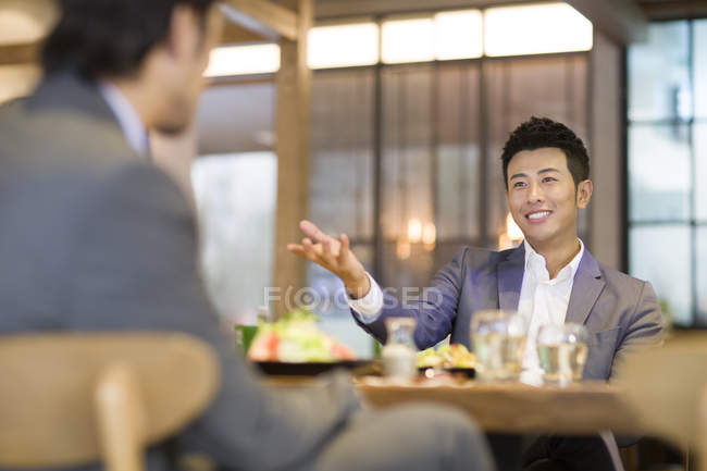 Empresários chineses jantando no restaurante — Fotografia de Stock