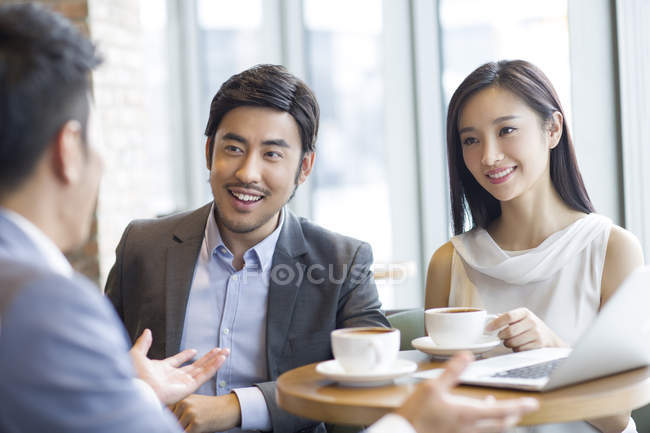 Negócios chineses em reunião no café — Fotografia de Stock