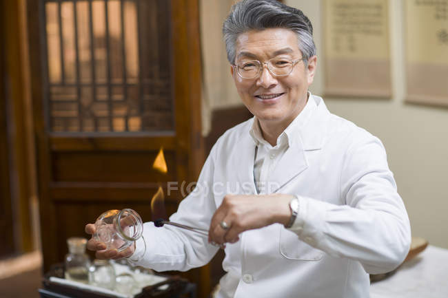 Médico chino realizando terapia de ventosas - foto de stock