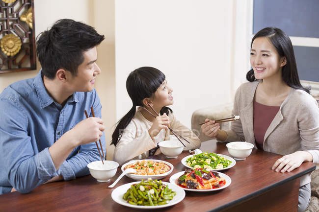Familia china cenando juntos - foto de stock