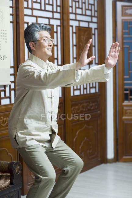 Senior Chinese man practicing Tai Chi — Stock Photo