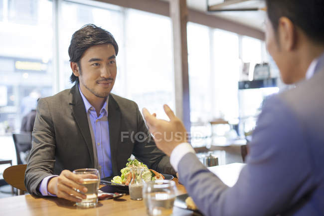 Empresarios chinos cenando juntos - foto de stock