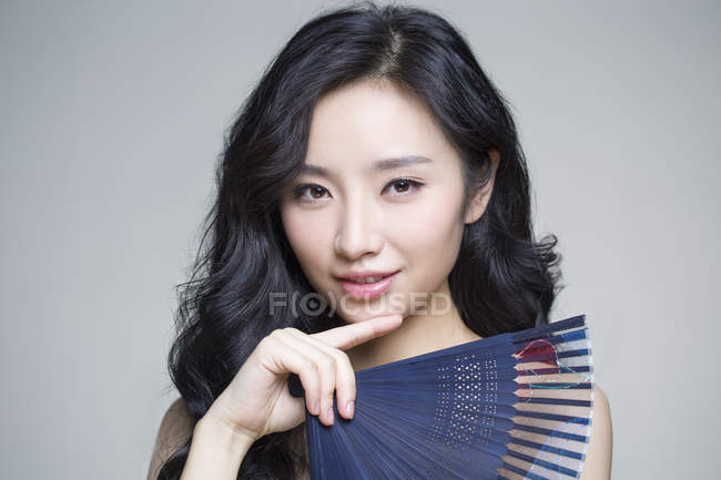 Donna cinese in posa con ventilatore pieghevole — Foto stock