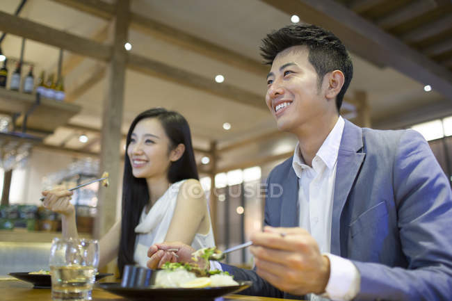 Couple chinois dînant ensemble — Photo de stock