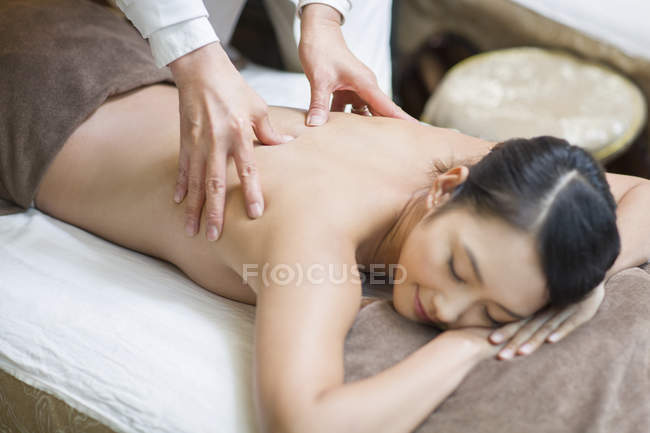 Mujer china recibiendo masaje shiatsu - foto de stock