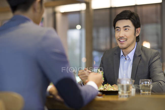 Des hommes d'affaires chinois dînent ensemble — Photo de stock